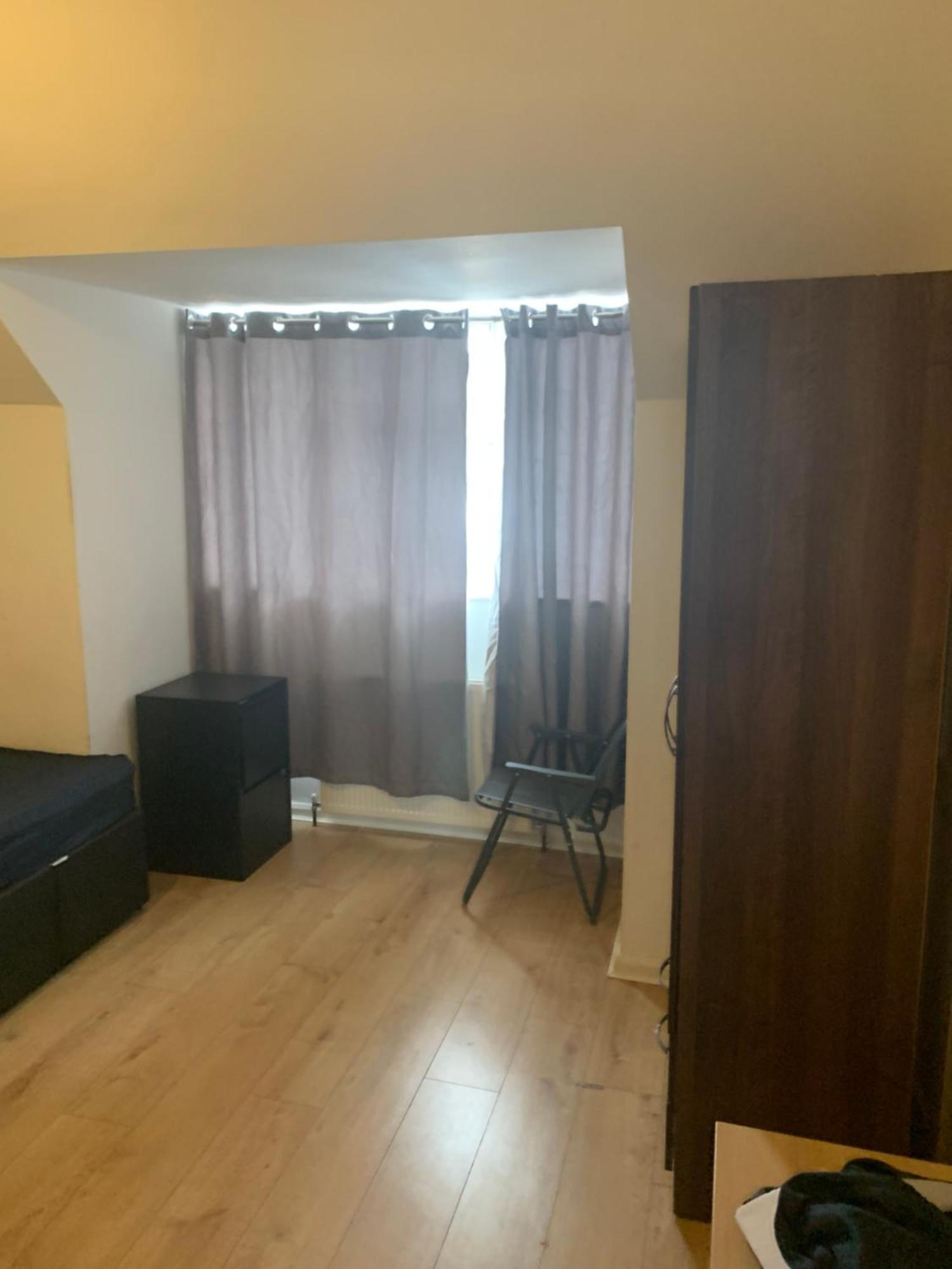 At Apex House Bed & Breakfast Дагенъм Екстериор снимка