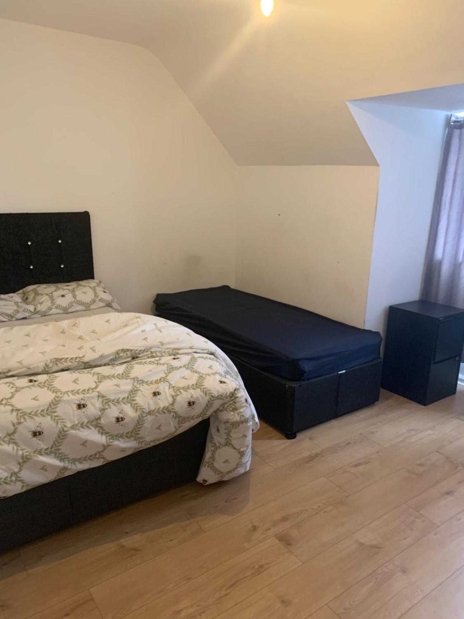 At Apex House Bed & Breakfast Дагенъм Екстериор снимка