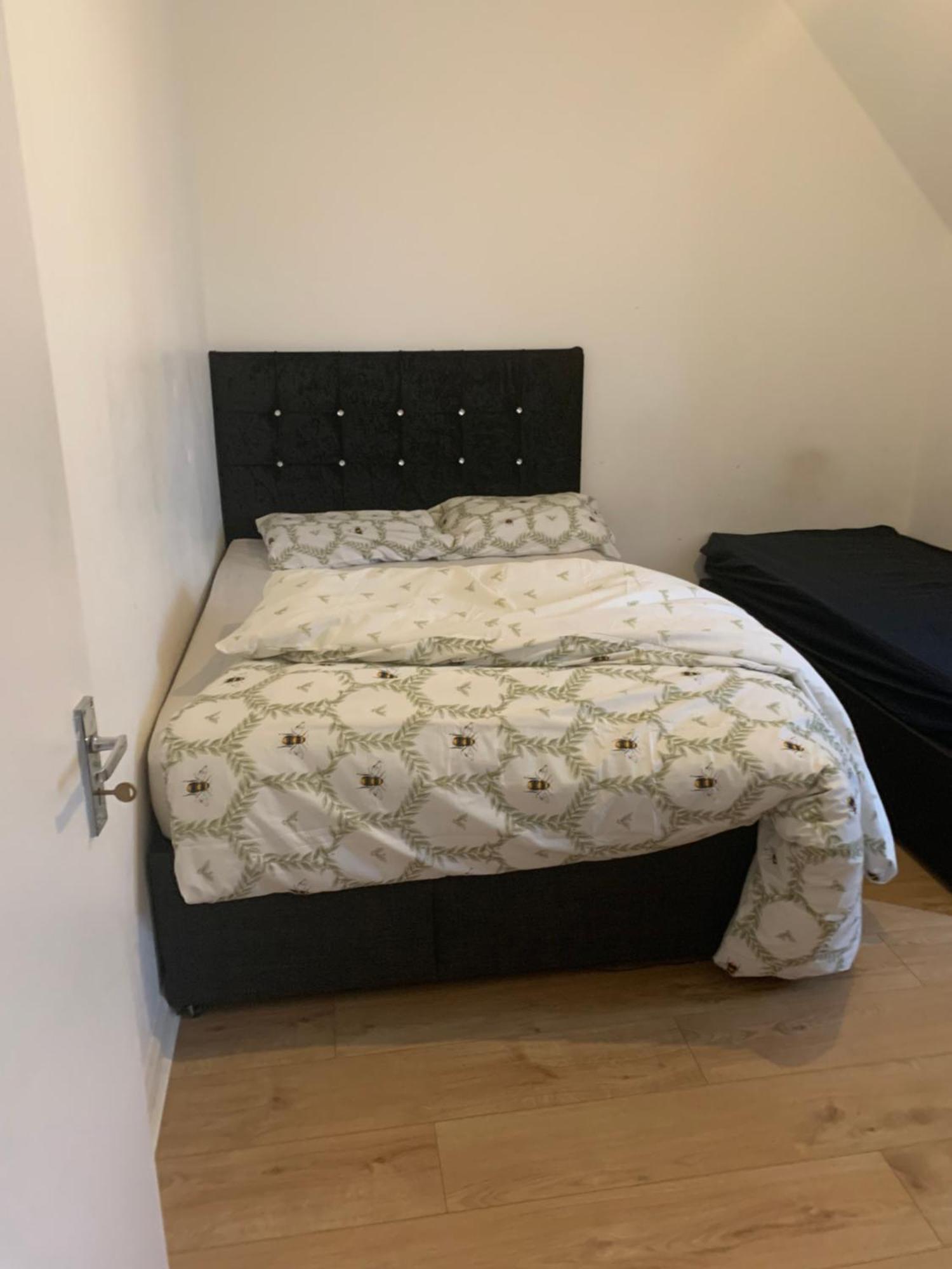 At Apex House Bed & Breakfast Дагенъм Екстериор снимка