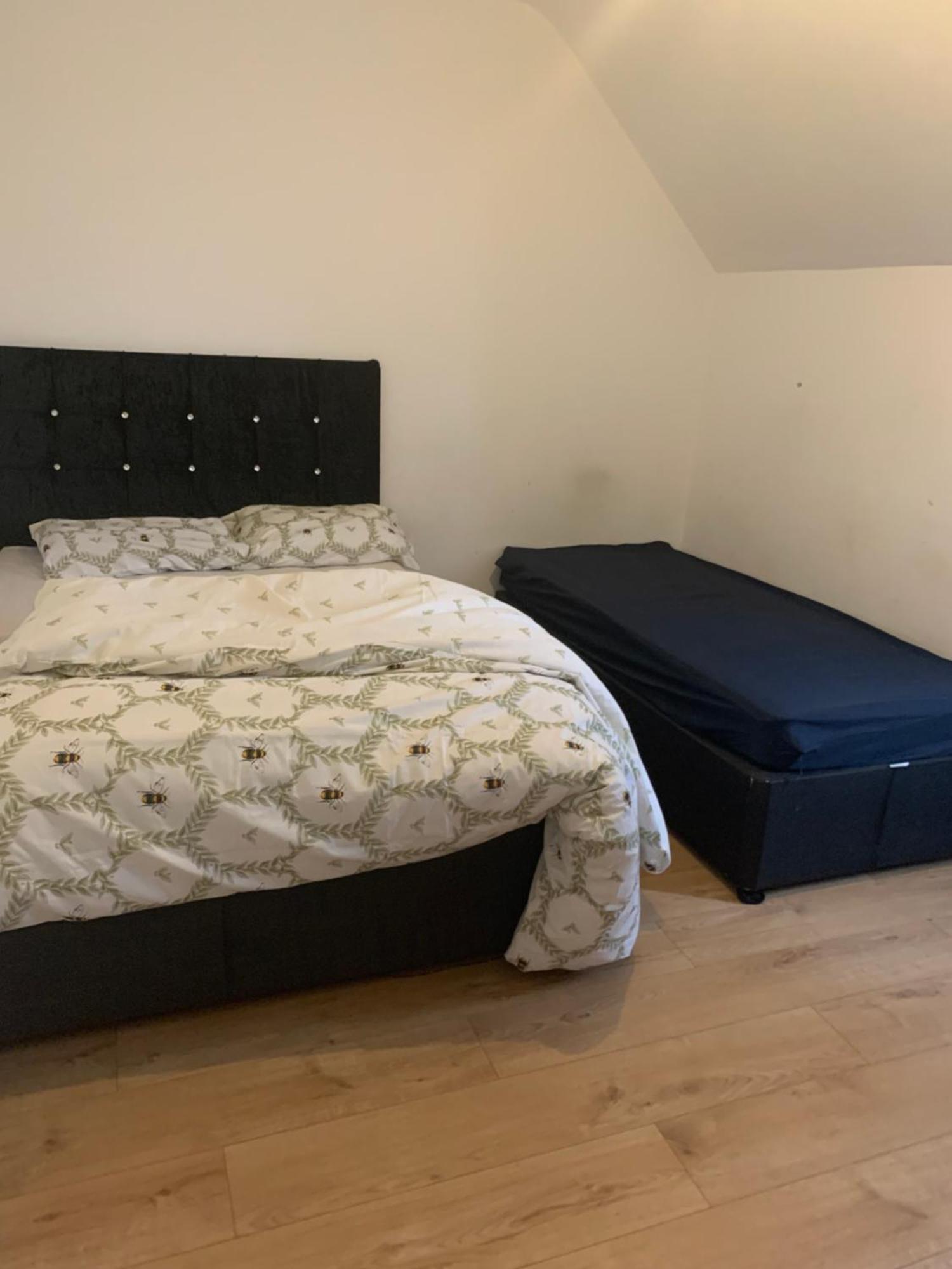 At Apex House Bed & Breakfast Дагенъм Екстериор снимка